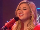 Kelly Clarkson belts out some holiday cheer