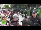 USA: Protesters break through barriers, take them to White House