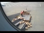 Un chinois charge un avion en détruisant tous les paquets à  Guangzhou Airport